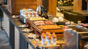 Café da manhã com buffet grátis todos os dias