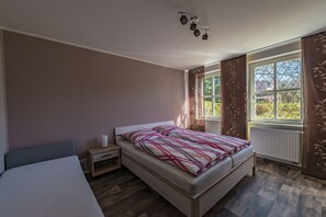 1 bedroom, travel cot, WiFi, bed sheets