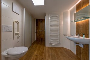 Dusche, Haartrockner, Handtücher, Toilettenpapier