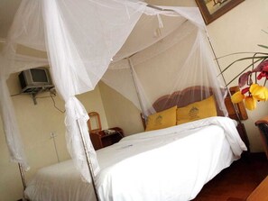 Desk, free WiFi, bed sheets - Kirimara Springs Hotel (Nanyuki)