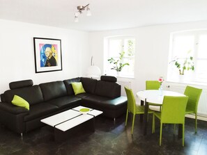 Fernseher, Bücher, Stereoanlage