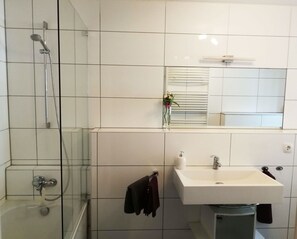 Bañera con ducha, secador de pelo, toallas
