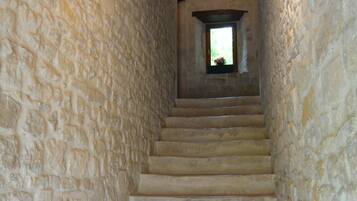 Didekorasi berbeda-beda dan dilengkapi dengan perabotan berbeda-beda