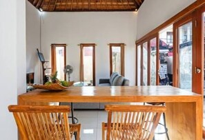 In-room dining - Villa Tropicana (Kuta)