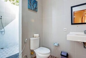 Family Villa, 3 Bedrooms | Bathroom | Shower, free toiletries, towels - Villa Tropicana (Kuta)