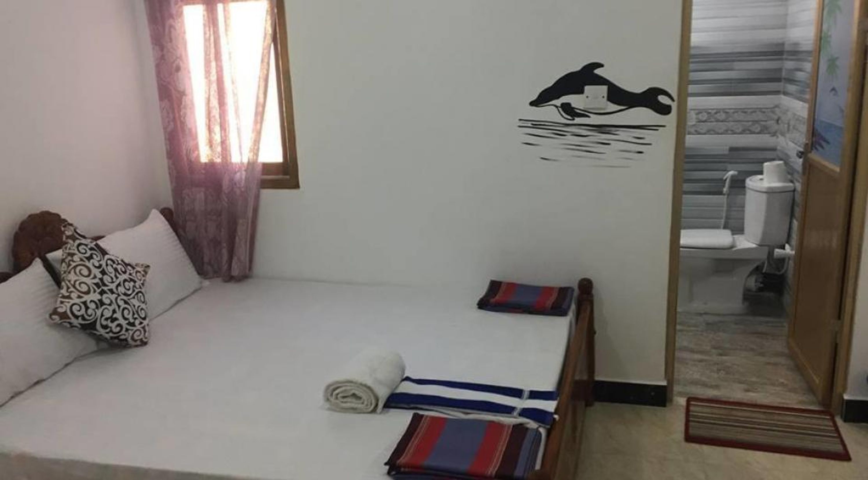 1 Schlafzimmer, hochwertige Bettwaren, Schreibtisch