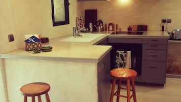 Réfrigérateur, four, plaque de cuisson, cafetière/bouilloire