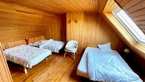3 slaapkamers, een strijkplank/strijkijzer, wifi, beddengoed