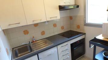 Køleskab, mikrobølgeovn, ovn, køkkentøj/tallerkener/redskaber