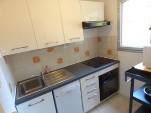 Réfrigérateur, micro-ondes, four