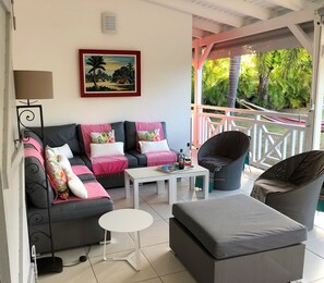 Flachbildfernseher, DVD-Player, Bücher, Musikbibliothek