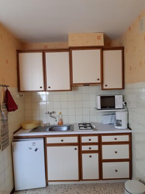 Kühlschrank, Mikrowelle, Ofen, Herdplatte