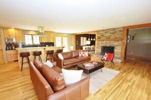 Flat-screen TV, fireplace, offices - Black Bear Ranch -Large home near Bozeman's Hyalite Canyon with peace & quiet (Bozeman)