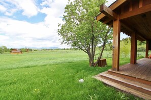 Property grounds - Black Bear Ranch -Large home near Bozeman's Hyalite Canyon with peace & quiet (Bozeman)