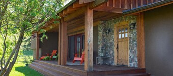 Black Bear Ranch -Large home near Bozeman's Hyalite Canyon with peace & quiet