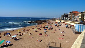 Ubicación cercana a la playa, arena blanca y 6 bares en la playa