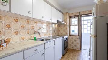 Habitación clásica | Cocina privada | Refrigerador con congelador, microondas, horno y parrilla de estufa