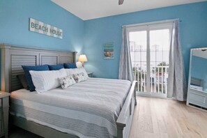4 bedrooms, iron/ironing board, free WiFi, bed sheets - Clearwater Beach Townhouse with Rooftop Patio (Clearwater)