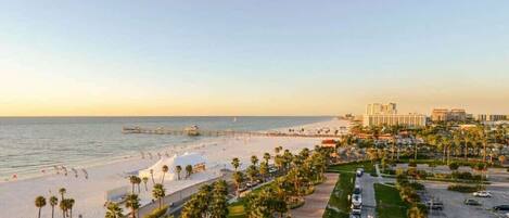 In Strandnähe, Liegestühle, Strandtücher