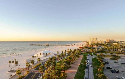 Clearwater Beach Townhouse with Rooftop Patio