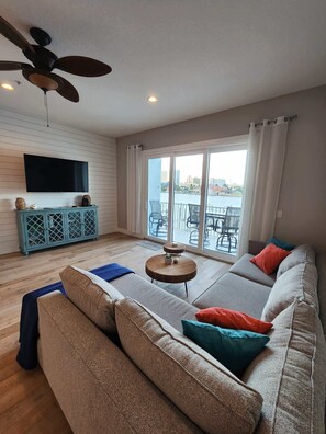 Smart TV, books, offices - Clearwater Beach Townhouse with Rooftop Patio (Clearwater)