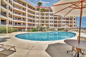 Una piscina cubierta, una piscina climatizada