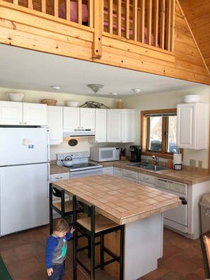 Microwave, dishwasher, coffee/tea maker, cookware/dishes/utensils - Beautiful Cottage on St. Martins Bay, Lake Huron, with Pontoon, Kayaks & Canoe! (Hessel)