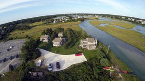 Vue aérienne d’un quartier résidentiel avec des maisons, un parking et une rivière.