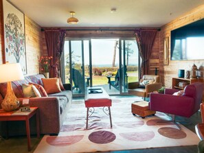 经典套房, 1 间卧室, 海湾景观, 海滨 | 起居区 | 65-英寸纯平电视（配备有线频道）、电视、Netflix