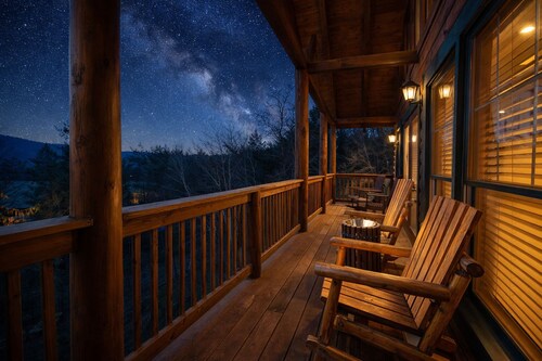 ♡♡Mtn View W/easy Access, Hot Tub, WiFi,  Smart TV & 10 Minutes to Attractions♡♡