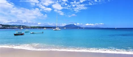 Una playa cerca, sillas reclinables de playa, toallas de playa