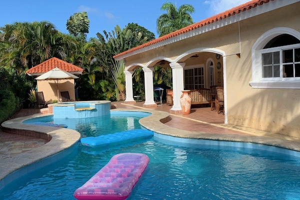 Large Pool w/ jacuzzi and outdoor music system