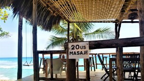 Eine Holzterrasse mit einem Schild, das eine 20-minütige Massage anbietet.