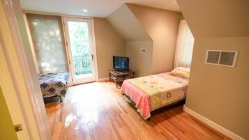 6 bedrooms, iron/ironing board, free WiFi, bed sheets