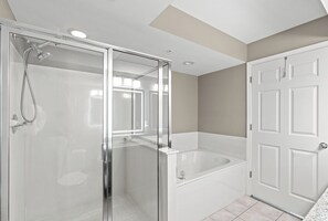 Combined shower/tub, towels