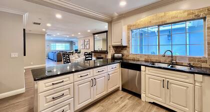 Stunning Pool/Jac Home: 5 EnSuites & Game Room