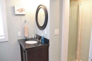 Combined shower/tub, hair dryer, shampoo - Steps to Beach 2BR 2BA duplex (Atlantic Beach)