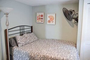 2 bedrooms, iron/ironing board, travel crib, WiFi - Steps to Beach 2BR 2BA duplex (Atlantic Beach)