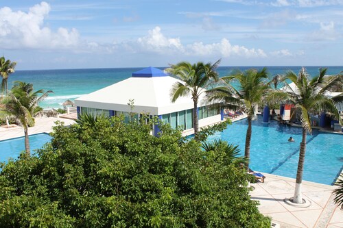 Affordable Cancun Oceanfront Condo at the "Zona Hotelera" Hotel Zone