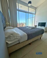 Tabla de planchar con plancha, wifi gratis y ropa de cama 