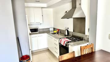 Deluxe Duplex (Departamento Alassio) | Private kitchen | Fridge, stovetop, electric kettle, cookware/dishes/utensils