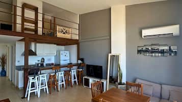 Dúplex (Balcony) | Cocina privada | Frigorífico, placa de cocina, hervidor eléctrico y utensilios de cocina