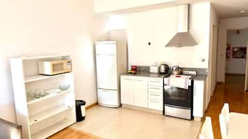 Deluxe Apartment (Departamento Alassio) | Private kitchen | Fridge, stovetop, electric kettle, cookware/dishes/utensils