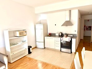 Apartamento luxo (Departamento Alassio) | Cozinha privada | Geladeira, cooktop, chaleira elétrica