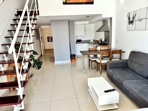 ห้องดีลักซ์ดูเพล็กซ์ (Departamento Alassio) | บริเวณนั่งเล่น | ทีวีจอแบน