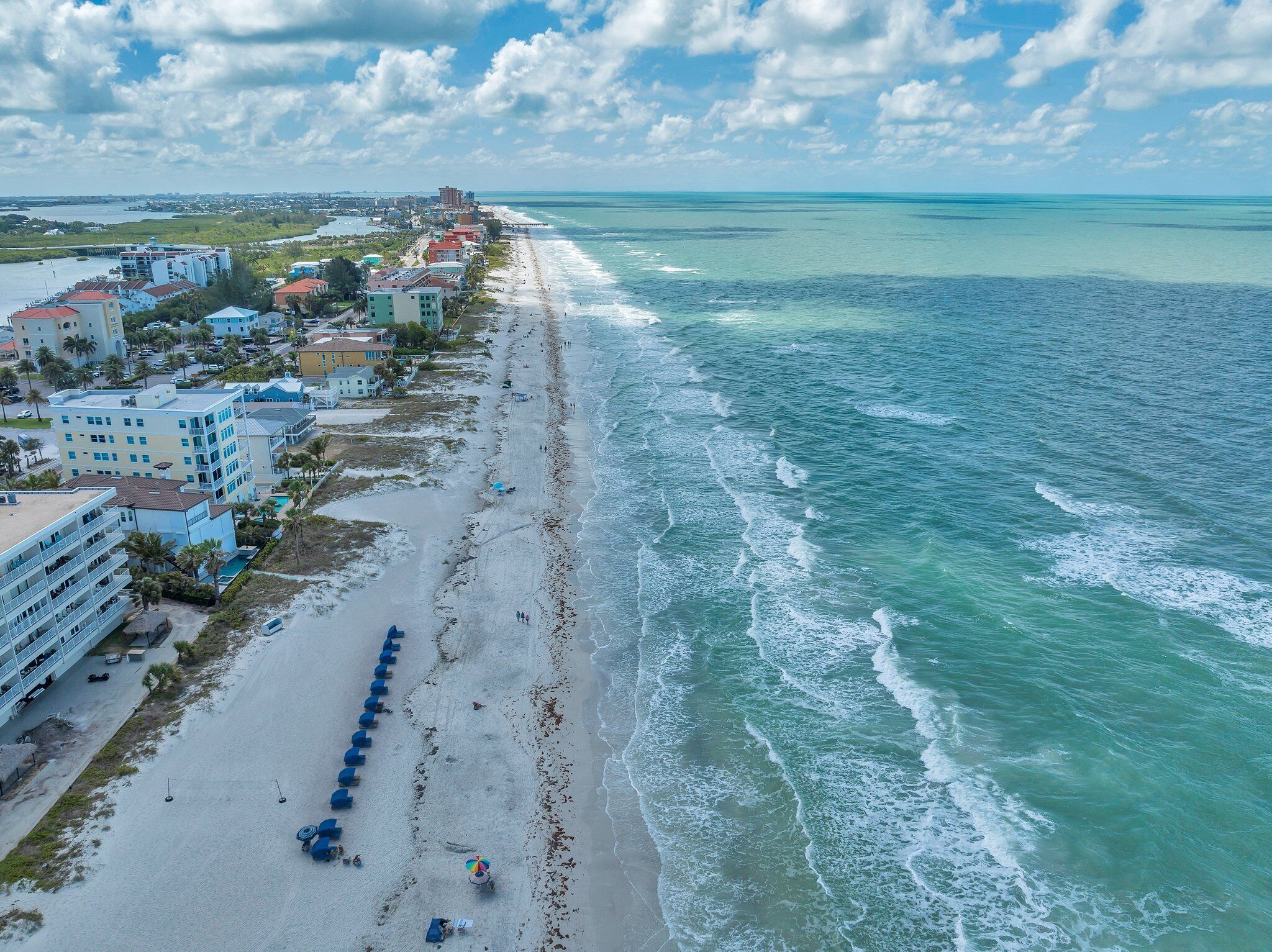 Chaises longues, serviettes de plage