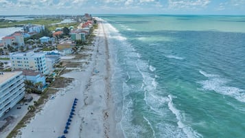 Camastros y toallas de playa