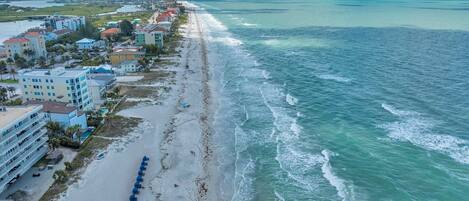 Chaises longues, serviettes de plage