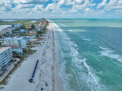 Fabuleux DIRECT "WATERFRONT" rez de chaussée * Walk to the Beach! Très grand lit*