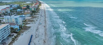 FIRST FLOOR!! DIRECT"WATERFRONT" Newly Renovated!
Walk to Beach! King Bed